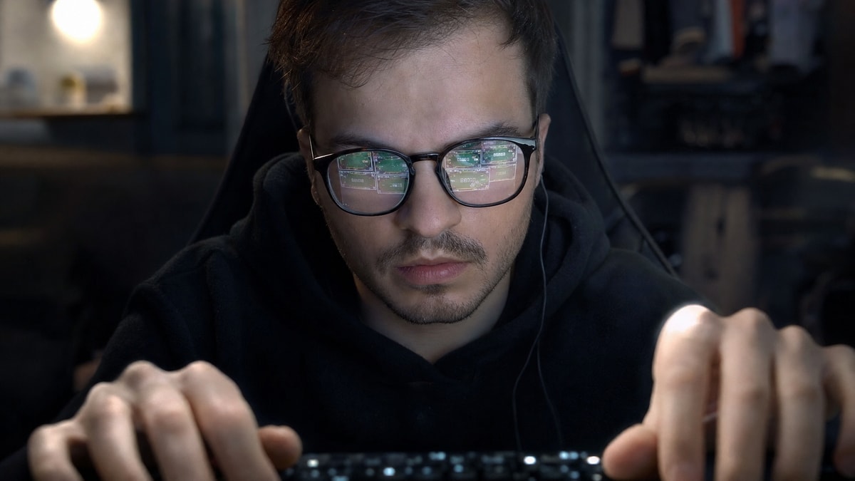Online poker grinder navigating multiple tournament tables at once